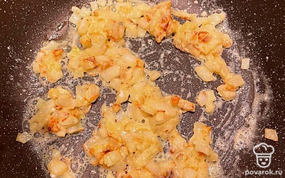 Добавьте сливочное масло, муку, соль и обжарьте 3 минуты на медленном огне.