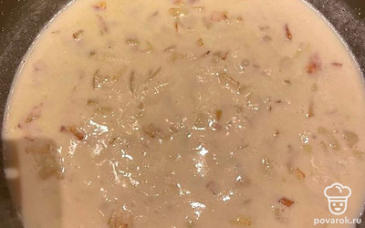 Влейте молоко комнатной температуры и добавьте натёртый сыр. Уваривайте до загустения.