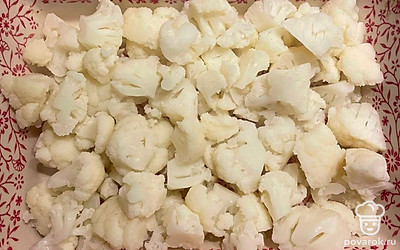 Выложите в форму сваренную цветную капусту