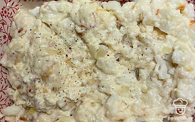 Залейте приготовленным соусом и сверху добавьте перец.