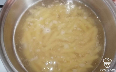 Макароны берем вчерашние или специально для запеканки варим их в подсоленной воде. Время зависит от сорта изделий и их величины. Ориентируемся на инструкцию производителя, помещенную на упаковке. Там, как правило, указывают, сколько минут варить макароны. В случае, когда макароны остались от ужина, просто перекладываем их в подходящую емкость.