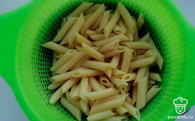 Только что отваренные изделия промываем под холодной водой, выложив в дуршлаг. Нужно, чтобы они полностью остыли. Необходимо также, чтобы вода стекла.
