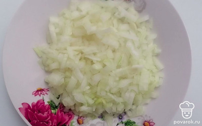 Лук репчатый очищаем, ополаскиваем и нарезаем кусочками.