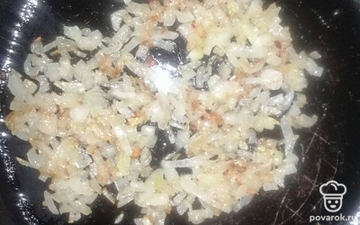 В сковороду наливаем растительное масло, выкладываем измельченный лук и жарим его до прозрачности 3 минуты, помешивая.