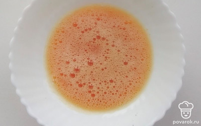 Яйца куриные разбиваем в отдельную емкость, солим, приправляем специями и взбиваем венчиком или вилкой. Задача – добиться появления легкой пены.