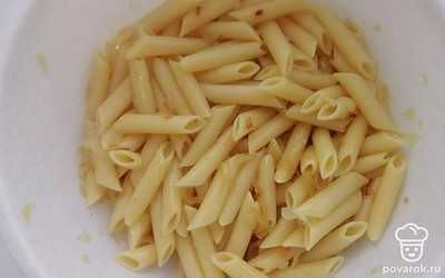 Жареный лук перекладываем к макаронам. Все хорошо перемешиваем. Когда смесь остынет, вливаем в нее взбитые яйца.