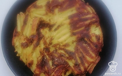 В сковороду наливаем ложку растительного масла. Выкладываем макароны, разравниваем их, накрываем крышкой и жарим на маленьком огне, пока низ не станет румяным.