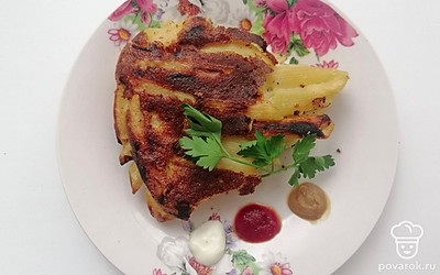 Готовую запеканку из макарон на сковороде подаем, разрезав на порционные кусочки