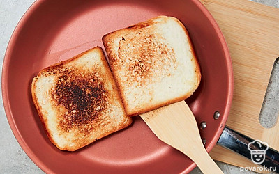 Поджарьте тосты. Ломтики хлеба отправьте в тостер и обжарьте до хрустящей корочки. Переложите на тарелку.