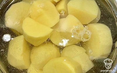 Отварите картофель, посолите.