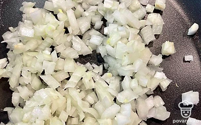 Обжарьте лук с фаршем, добавьте специи по вкусу.