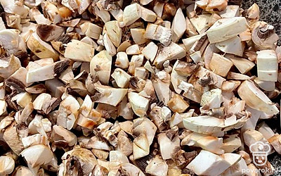 Отдельно обжарьте мелко нарезанные грибы.