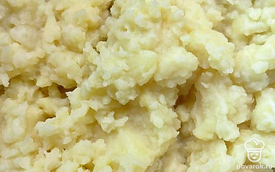 Из картошки сделайте пюре, добавив масло и молоко.