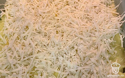 Достаньте из духовки и посыпьте сыром. Поставьте еще минут на 10 до запекания сыра.