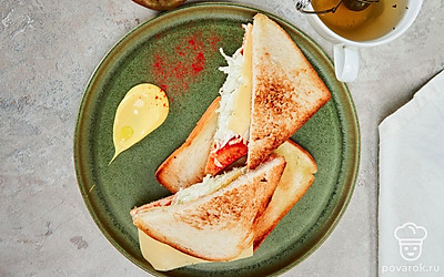 Хрустящий тост с капустой подавайте с чашечкой ароматного горячего чая.