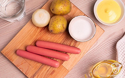 Подготовьте необходимое количество ингредиентов. Картошку помойте, лук почистите. Сосиски также очистите от кожуры.