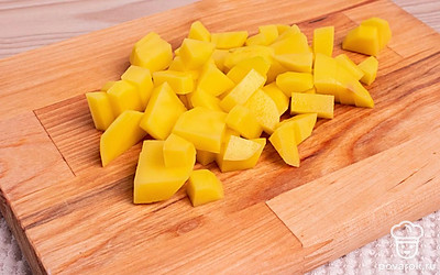 Картошку порежьте небольшими кубиками. Лук порежьте мелко. сосиски порежьте кружочками.