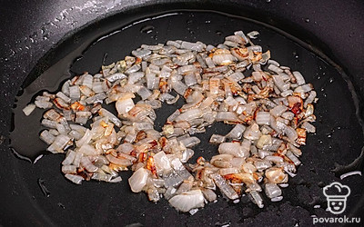 Сковороду поставьте на огонь и добавьте масло. Обжарьте лук до золотистого цвета.