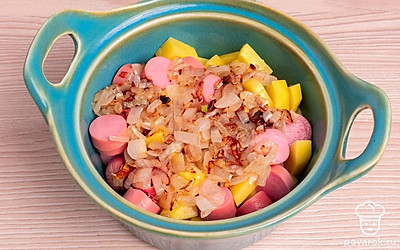 Форму для запекания (желательно брать с крышкой). Смажьте маслом, переложите приготовленные ингредиенты в форму, сверху положите пережаренный лук.