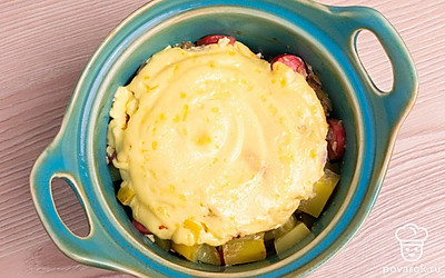 Накройте все это «шапочкой» из майонеза. Духовку разогрейте до 180 градусов и запекайте 15- 20 минут.