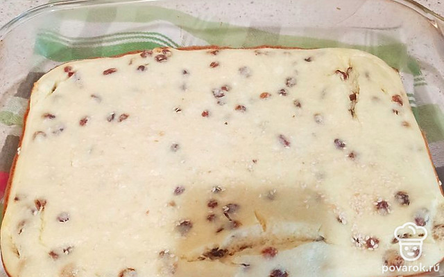 Нежная творожная запеканка на манной крупе с изюмом — Рецепт с фото
