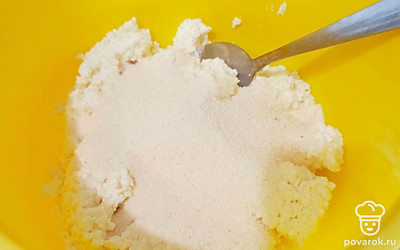 Далее всыпаем манку.