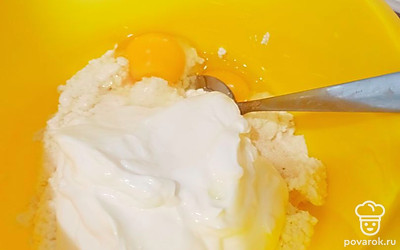 Добавляем яйца и сметану.