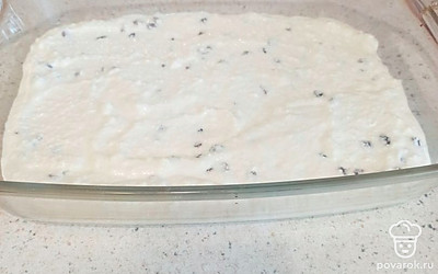 Выкладываем в форму для запекания, по желанию можно добавить изюм. 