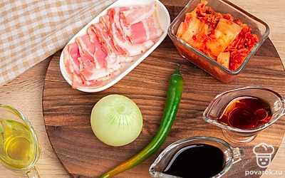 Подготовьте соевый соус, кунжутное и растительное масло. Бекон освободите от упаковки. Перец промойте. Луковицу очистите.