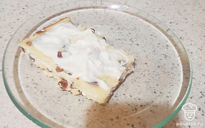 Подаем запеканку со сметаной, джемом или сгущёнкой на ваш выбор. 