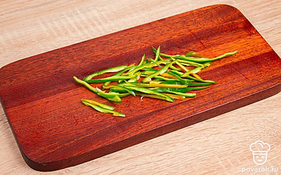 Перец нарежьте тонкой соломкой. Луковицу — полукольцами.