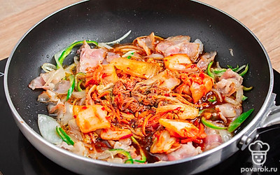 К бекону выложите кимчи, залейте все соевым соусом и кунжутным маслом. Перемешайте.