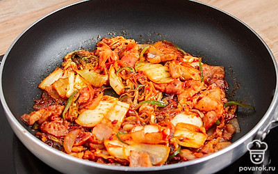 Накройте крышкой и тушите десять минут.