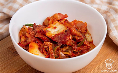 Острый бекон с капустой готов! Подайте блюдо в порционных тарелках