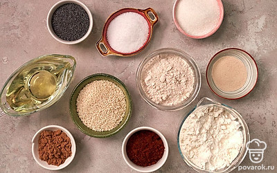 Просейте муку. Застелите противень бумагой для выпечки. Разогрейте духовку до 230 градусов. Нагрейте воду до 38-40 градусов.