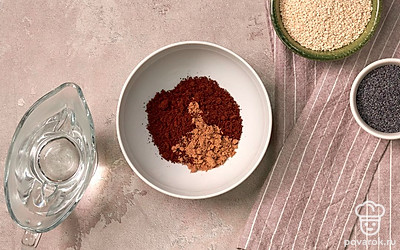 Заварите солод. В миску выложите солод, 0,5 ч. л. кориандра и влейте 70 мл кипятка. Перемешайте и дайте остыть до комнатной температуры.