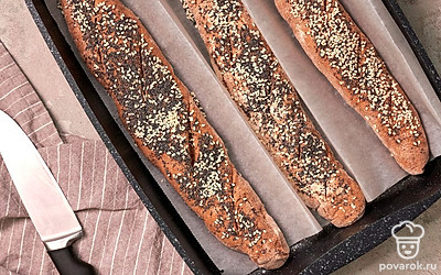 Испеките багеты с кориандром. Выложите багеты на противень и сделайте между ними бортики из бумаги. Прижмите их плотно друг другу и оставьте в теплом месте на 30-40 минут. Затем отодвиньте багеты друг от друга, потянув бумагу в разные стороны, сделайте косые надрезы поперек багетов и поставьте их в разогретую духовку. Выпекайте при температуре 230 градусов первые 10 минут. Затем убавьте температуру до 200 и готовьте еще 20 минут.