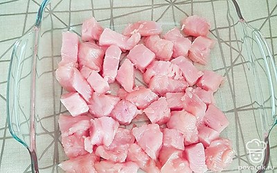 Нарежьте курицу или филе индейки и выложите в форму для запекания без масла.