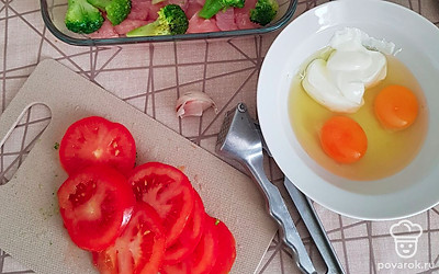 Перемешайте яйца, сметану и специи, можно добавить чеснок при желании.