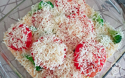Залейте смесь. курицу с брокколи и сверху выложите помидоры. Посыпьте тертым сыром. Запекайте в духовке 30 минут при 200 градусах.