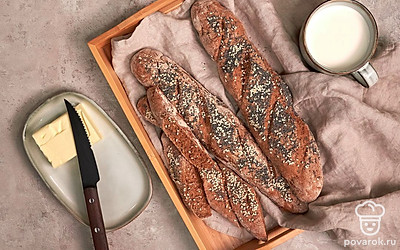 Готовые багеты снимите с противня, остудите на решетке под тканевой салфеткой.