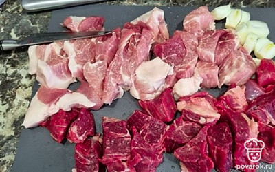 Мясо промываем под холодной водой, нарезаем на средние кусочки, чтобы удобно было перекрутить на фарш. Режем репчатый лук.