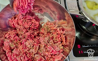 Мясо пропускаем через мясорубку, солим, перчим, добавляем соевый соус и прованские травы.