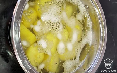 Картофель моем, чистим и ставим варится. За 5 минут до готовности солим по вкусу.