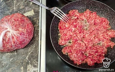Полученный фарш обжариваем в течении 20 минут до готовности. Через 10 минут от начала жарки добавляем нарезанный лук.