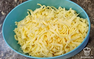 Берем твердый сыр и натираем его на крупной тёрке. 