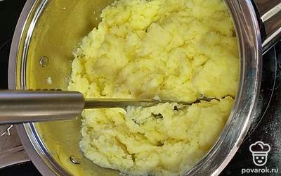 После того, как картошка сварилась, делаем пюре с добавлением сливок 10%.