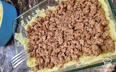 Потом выкладываем готовый фарш.