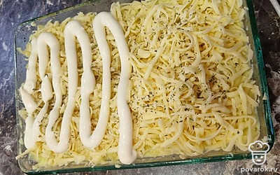Сверху посыпаем тёртым сыром, по желанию можно добавить майонез.