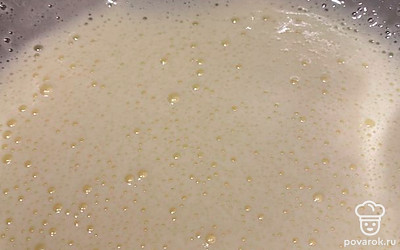 В миску разбиваем яйца, добавляем сахар и взбиваем миксером на средней скорости 3 минуты.